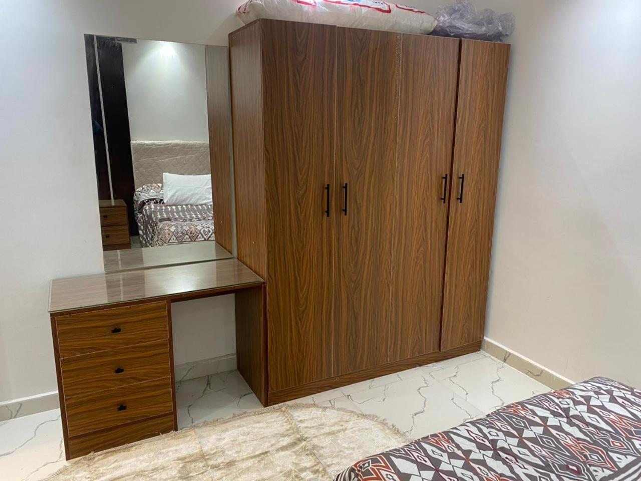 مفروشة بالمهندسين *